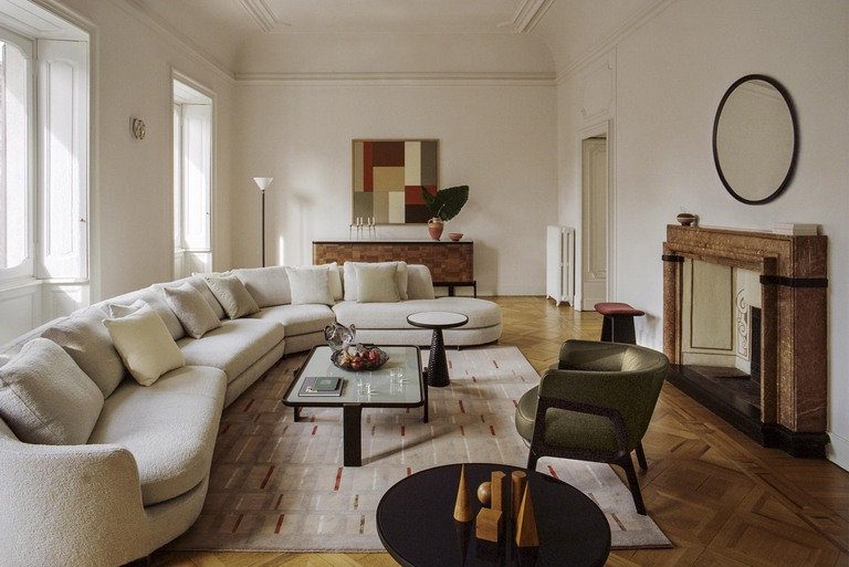 Divan modular Universe inspirat de Poltrona Frau realizat din lemn masiv la atelierul Tapiteria Todiresti