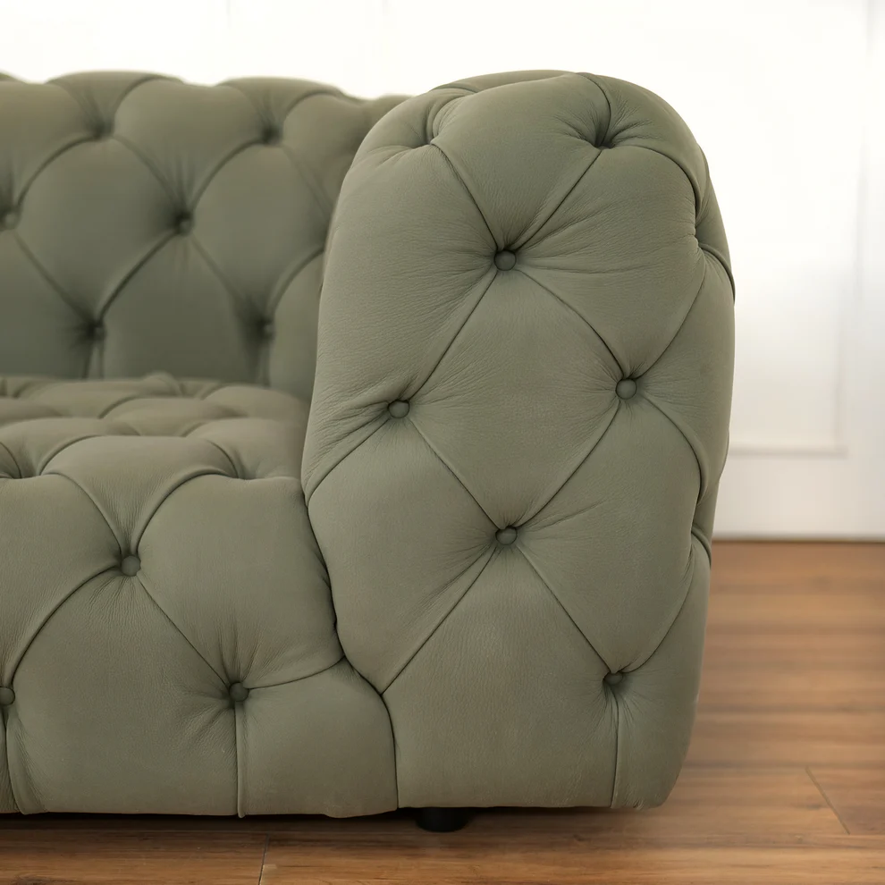 Canapea Chesterfield la Comandă: Eleganță Regală și Calitate Premium de la Tapițeria Todirești 4 canapea chester tapiteria todiresti 006