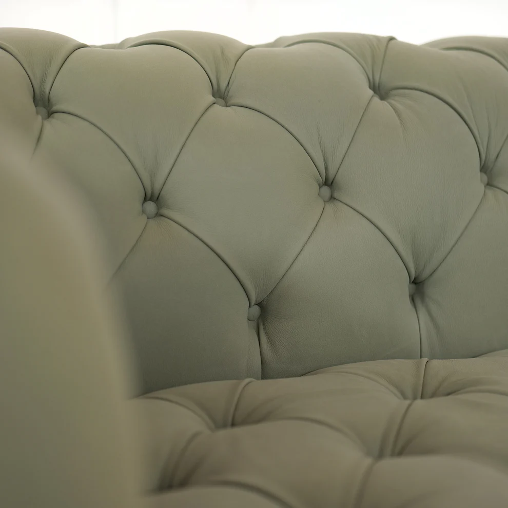 Canapea Chesterfield la Comandă: Eleganță Regală și Calitate Premium de la Tapițeria Todirești 3 canapea chester tapiteria todiresti 007